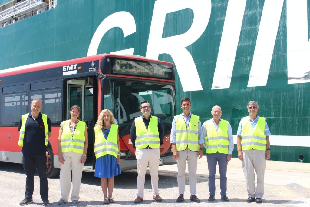 acto de entrega de autobús donado de la emt a la Fundación Mainel. Asisten los concejales del Ayuntamiento de Valencia Marta Torrado y Jesús Carbonell, también presidente de la EMT, así como Ezequiel Clérigues, de la empresa de transporte marítimo Grimaldi, que asume sus costes de transporte, y representantes de Mainel: Jorge Sebastián, presidente, Cristina Celda, directora, y José Muñoz, patrono de honor.