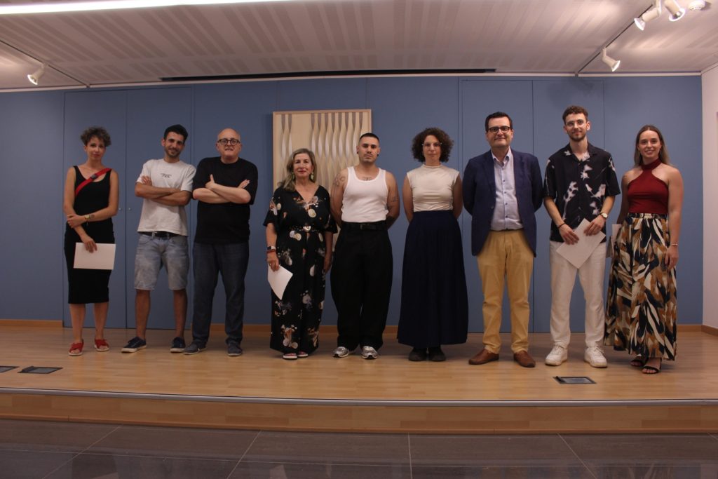 Foto de familia del Jurado del 29 Premio Nacional de Pintura Mainel, junto a los artistas premiados en esta edición.