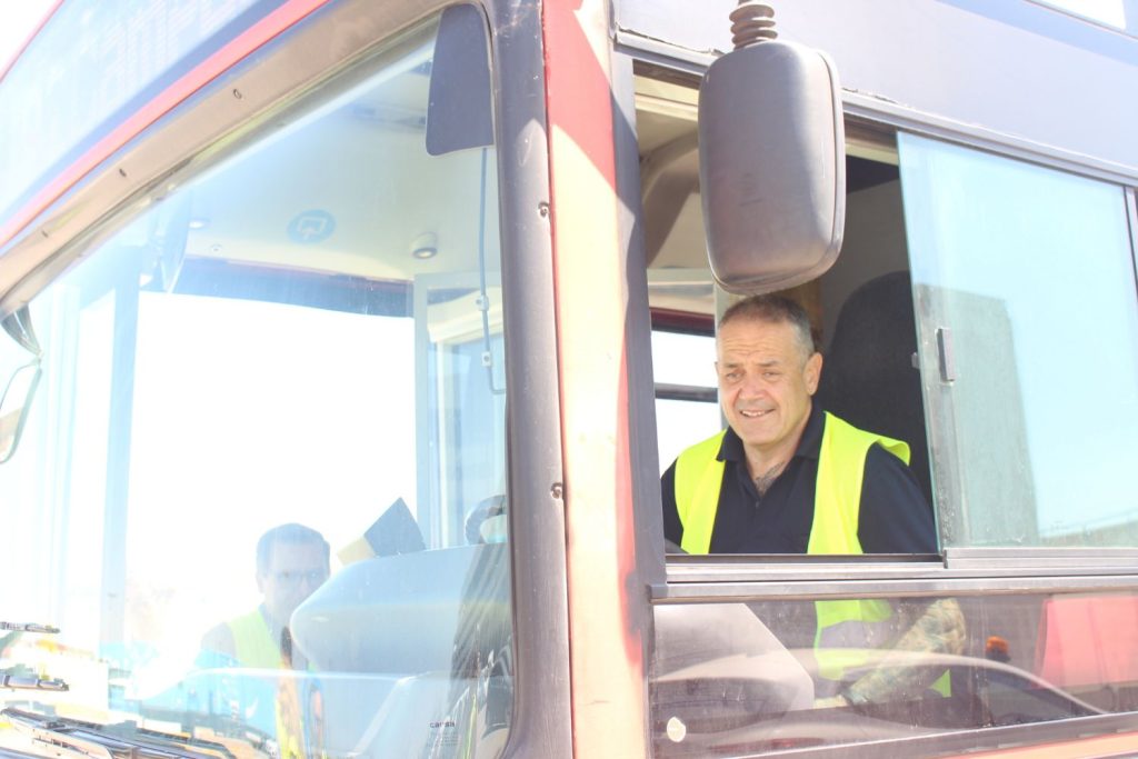 Aurelio Oterino, conductor de la EMT, traslada del autobús donado al muelle de carga de Grimaldi. Desde allí viajará hasta Lagos, Nigeria. Este autobús donado a Mainel, continuará su vida útil en manos del Yemisi Shyllon Museum of Art, donde funcionará como museo rodante y también como medio de transporte al museo para estudiantes con escasos recursos.