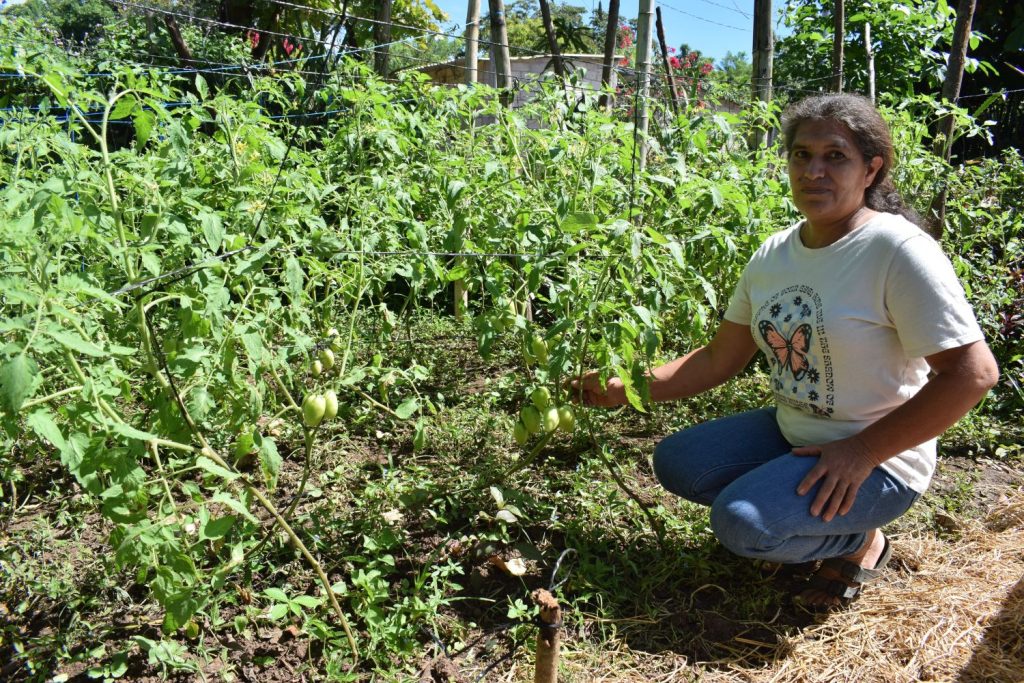 Mujer rural de El Salvador que participa en el proyecto de cooperación internacional "Empoderamiento de mujeres rurales para la soberanía alimentaria con un modelo solidario y resiliente de producción, consumo y comercialización".
