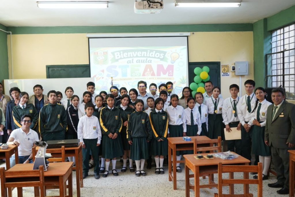 Foto de familia de participantes en el proyecto Fortalecimiento de la educación rural con enfoque STEAM y de género en Lalaquiz y Canchaque, Piura (Perú), desarrollado por Mainel, Fiad y UDEP, con el apoyo financiero del Gobierno de Navarra