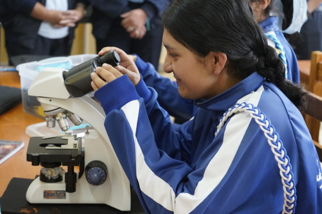 Estudiante en una aula STEAM. Participa en el proyecto "Fortalecimiento de la educación rural con enfoque STEAM y de género en Lalaquiz y Canchaque, Piura (Perú)". Lo desarrolla la Fundación Mainel junto a FIAD y UDEP, con el apoyo financiero del gobierno de Navarra