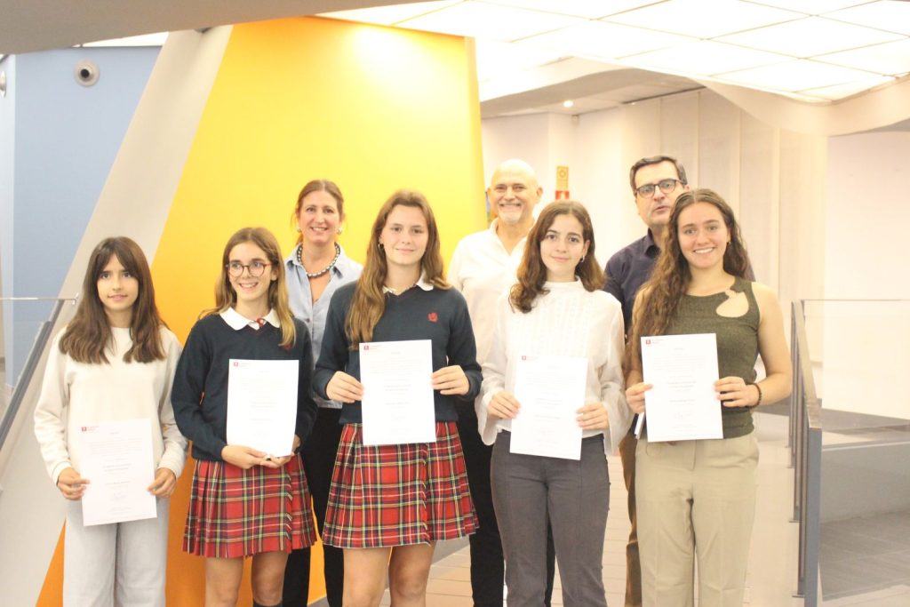 Foto de familia de las estudiantes reconocidas por el 29 Premio de Cuentos de Mainel que pudieron asistir a la ceremonia de entrega de premios el 16 de octubre de 2026.