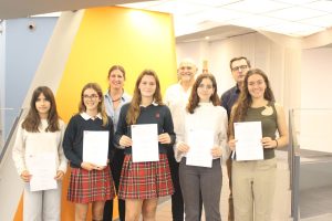 Foto de familia de las estudiantes reconocidas por el 29 Premio de Cuentos de Mainel que pudieron asistir a la ceremonia de entrega de premios el 16 de octubre de 2026.