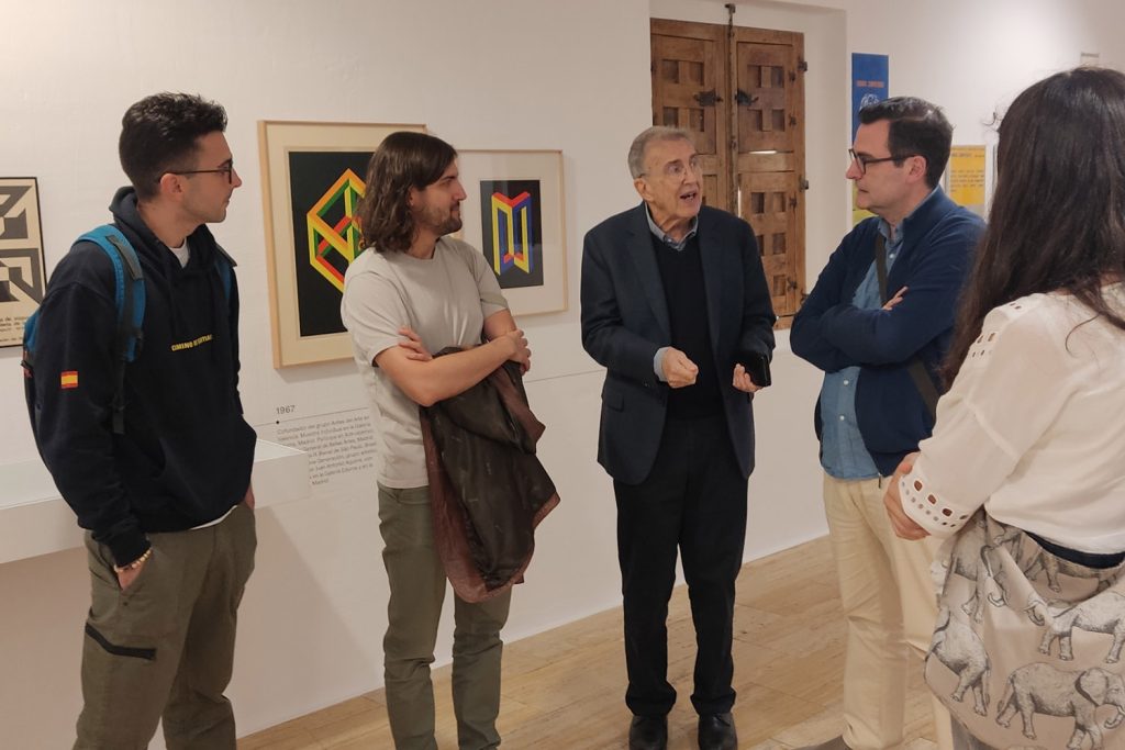 Visita al Museo de Arte Abstracto Español de Cuenca, en la que Yturralde guía a un grupo de CLAR