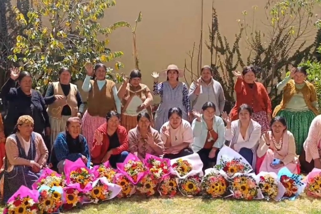 Un grupo de mujeres aimara de Huaricana, en Bolivia, participan en un taller de arreglos florales dentro de un proyecto de cooperación liderado por AYNI y Mainel, con el apoyo financiero de Quirante Fruits