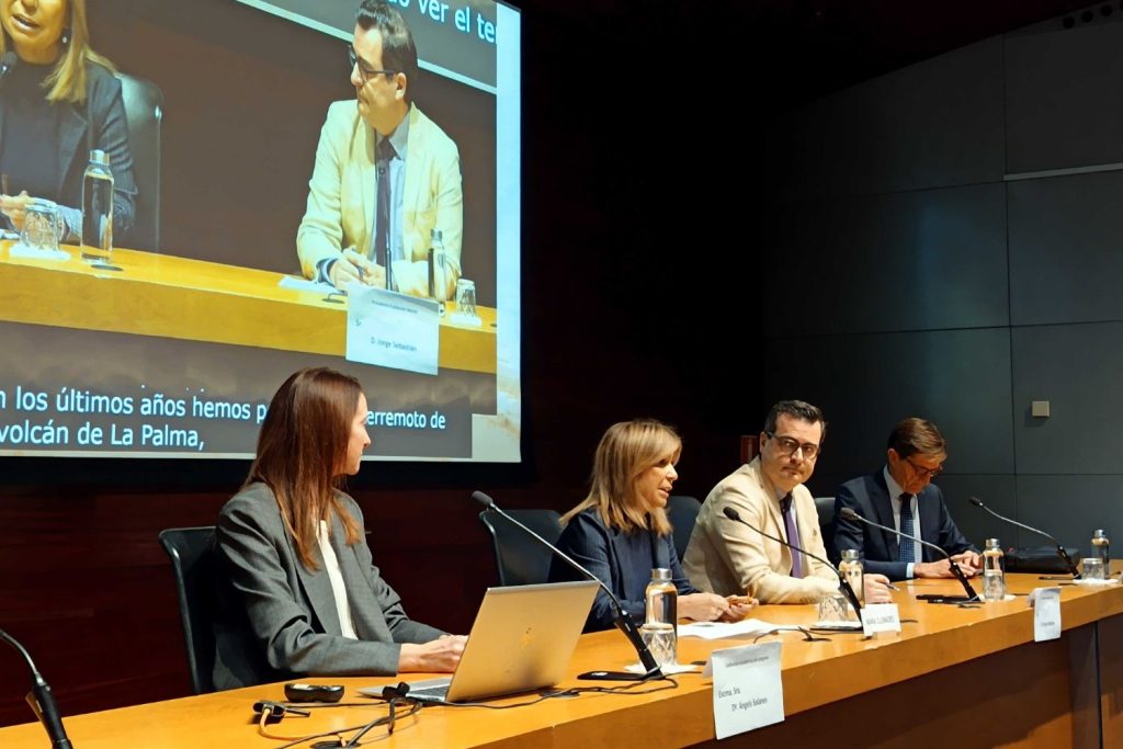 Inauguración del Congreso sobre Derechos Humanos, Desastres y Resiliencia, organizado por la Fundación Mainel. Celebrado en el Ilustre Colegio de Abogados de Valencia en colaboración con diversas entidades como el Instituto de Derechos Humanos de la Universitat de València o la Universidad de Piura. Con el apoyo financiero de la Generalitat Valenciana