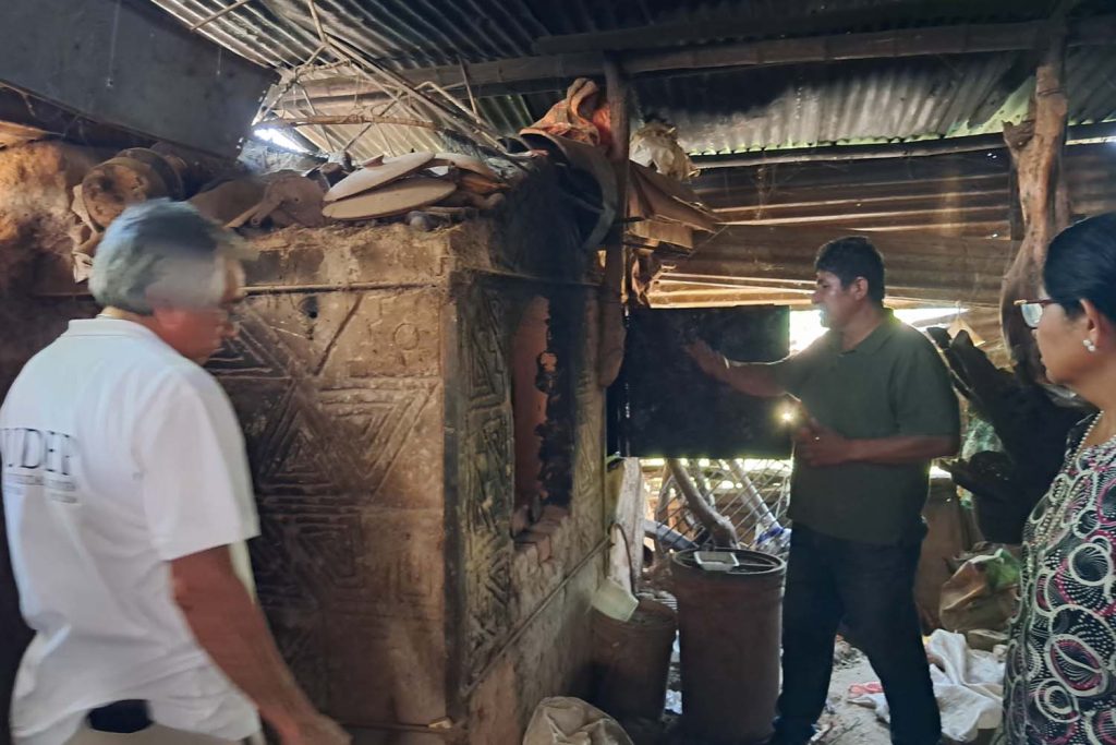 Horno tradicional para la cocción de cerámicas chulucanas. Visita dentro del proyecto de cooperación en alianza "Innovando y revalorizando tradiciones para mejorar la competitividad de la cerámica de Chulucanas"