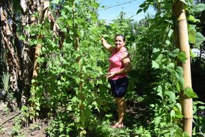 Una mujer enseña su huerto de hortalizas en El Salvador