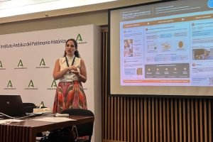 María Alejandra Puruguay, profesora de la Universidad de Piura, presenta en un Congreso en Sevilla una propuesta educativa desarrollada en el marco de un proyecto de cooperación de Fundación Mainel vinculado a las cerámicas de Chulucanas.