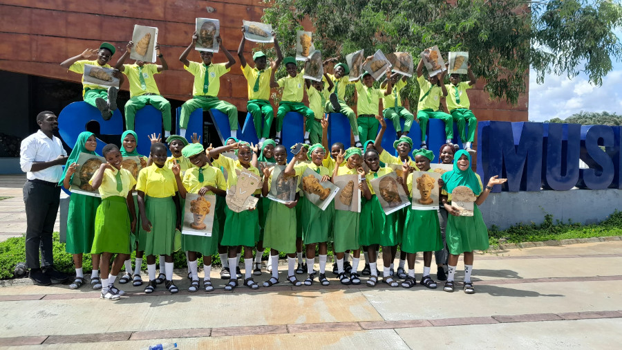 Un grupo de estudiantes de Ibeju-Lekki visita el Yemisi Shyllon Museum of Art (YSMA) en Lagos, Nigeria, dentro del proyecto “Fortalecimiento de capacidades para reducir desigualdades en el acceso a la educación cultural en Ibeju-Lekki” desarrollado por Mainel en colaboración con el YSMA y con el apoyo financiero de la Diputación de Albacete.