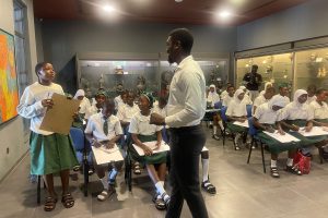Un grupo de estudiantes de Ibeju-Lekki visita el Yemisi Shyllon Museum of Art (YSMA) en Lagos, Nigeria, dentro del proyecto “Fortalecimiento de capacidades para reducir desigualdades en el acceso a la educación cultural en Ibeju-Lekki” desarrollado por Mainel en colaboración con el YSMA y con el apoyo financiero de la Diputación de Albacete.