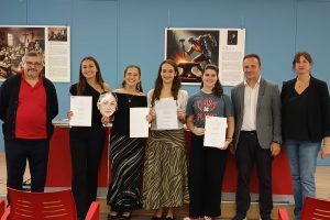 Ceremonia de entrega del 28 Premio de Cuentos Mainel, correspondiente al curso 2024/2025, celebrada en Mainel el 24 de octubre de 2025.