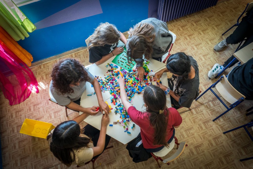 Alumnado de 5º y 6º de primaria del Colegio Público Vicente Blasco Ibáñez, durante la dinámica interactiva vinculada al proyecto de cooperación internacional “Inclusión laboral y emprendimiento como herramienta para el empoderamiento económico de mujeres jóvenes de origen aymara”, que cofinancia la Generalitat Valenciana.