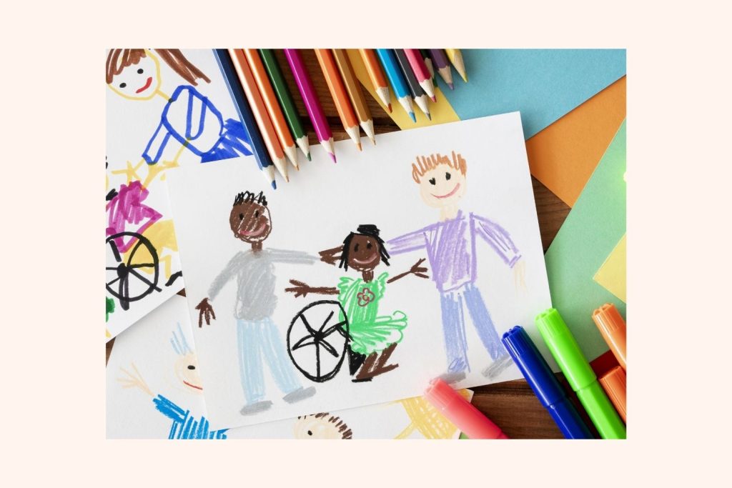 Fotografía de dibujos infantiles que muestran una actitud inclusiva hacia la discapacidad en la escuela