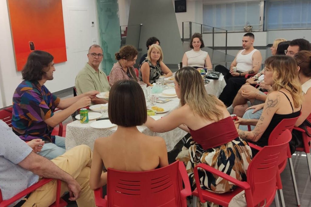 Grupo de artistas vinculados a CLAR en una cena-tertulia celebrada tras la entrega del 28º Premio de Pintura Mainel