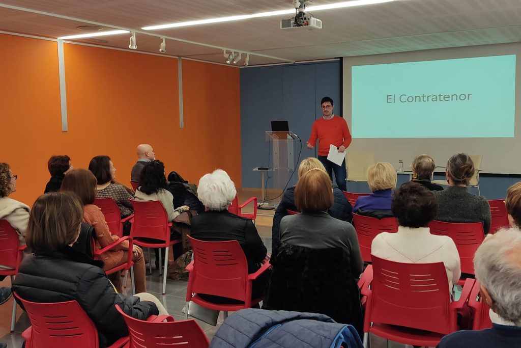 El contratenor Felipe Cremades puso el broche de oro a la clausura de la segunda edición de Shhcúchame, el curso de divulgación musical de la Fundación Mainel que imparte el profesor Bernardo Mora-Fandos