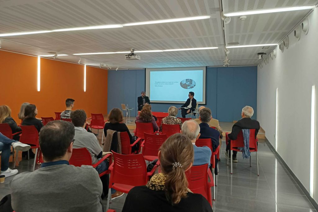 Última sesión de los 29º Coloquios de Cultura Visual Contemporánea, celebrados por Mainel en noviembre de 2024. Conversación entre los profesores de Historia del Arte Miguel Ángel Fernández y Luis Vives-Ferrándiz en torno a "Los aledaños de la imagen"