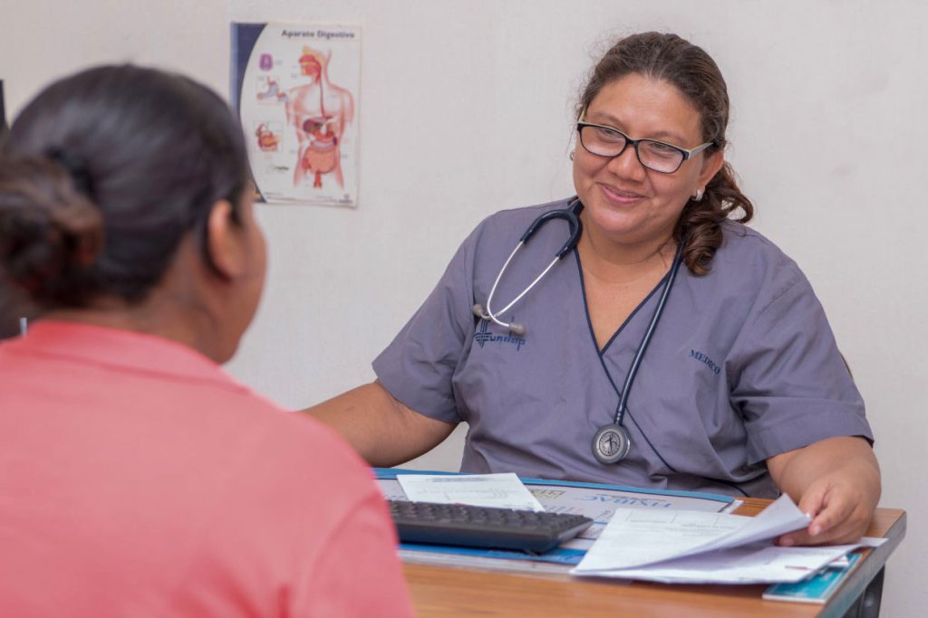 Una doctora del servicio de salud de FUNDAP atiende a una paciente en Guatemala.