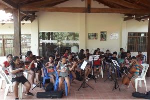 Orquesta infantil de la escuela misional santiago de chiquitos en Bolivia