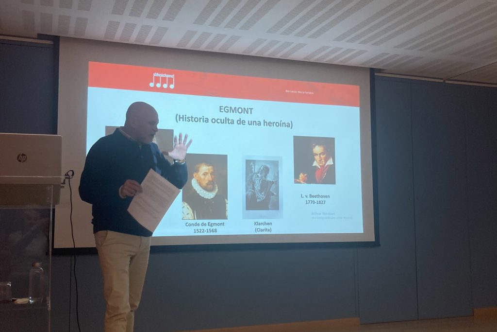 Bernardo Mora Fandos, impartiendo una sesión de shhcúchame! en Mainel, el 9 de diciembre de 2024