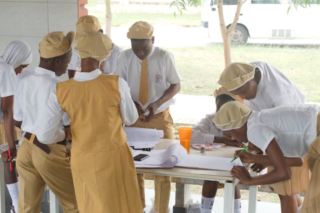 Estudiantes del Idata Ilagbo Community Senior High School participan en una actividad del Yemisi Shyllon Museum of Art (YSMA) en marzo de 2025.